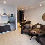 Frog - 2 Bedrooms And Living *