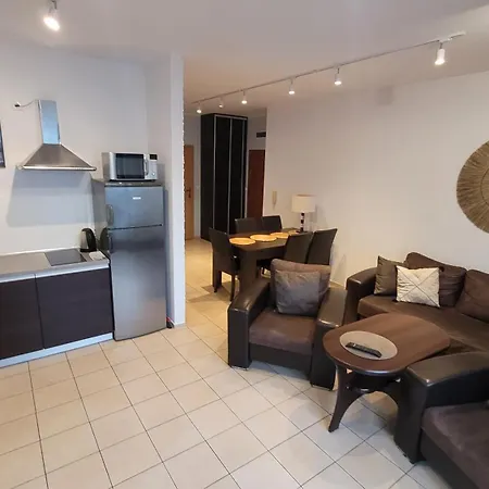 Frog - 2 Bedrooms And Living *