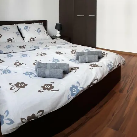 Frog - 2 Bedrooms And Living *