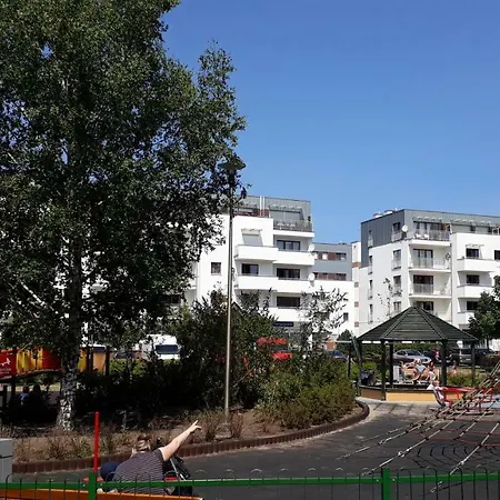 Frog - 2 Bedrooms And Living *